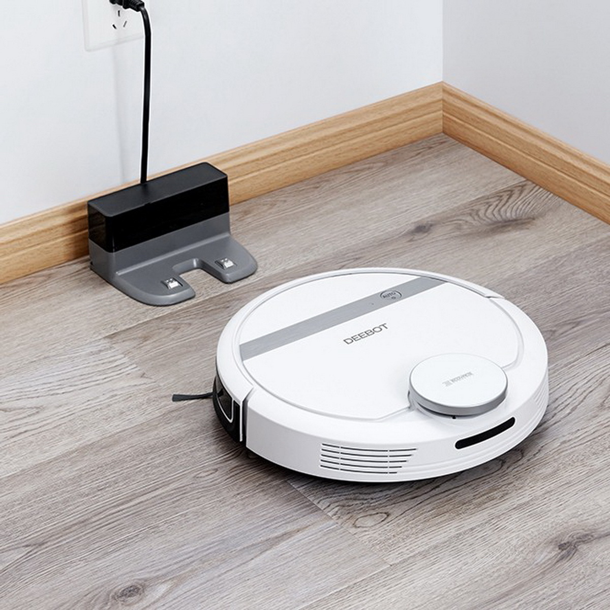 Робот пылесос на зарядку. Робот-пылесос Ecovacs Deebot de55. Робот пылесос Deebot 900. Эковакс робот пылесос 900. Ecovacs Deebot Ozmo 900.